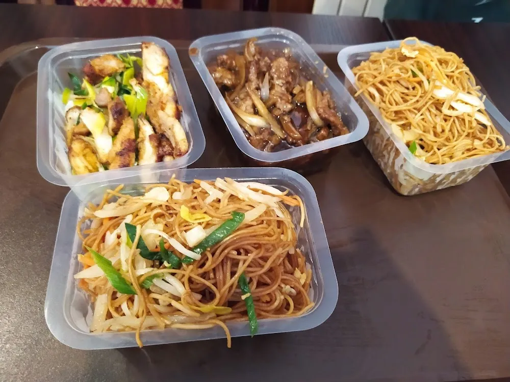 Ternera Con Cebolla Noodles Con Pollo Noodles Con Vegetales Y Ensalada de Pollo